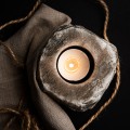 Szary świecznik solny z zapaloną świeczką tealight