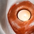 Solny świecznik w kolorze różowym z zapaloną świeczką tealight