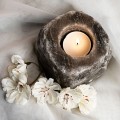 Szary świecznik solny – aranżacja z białymi kwiatami