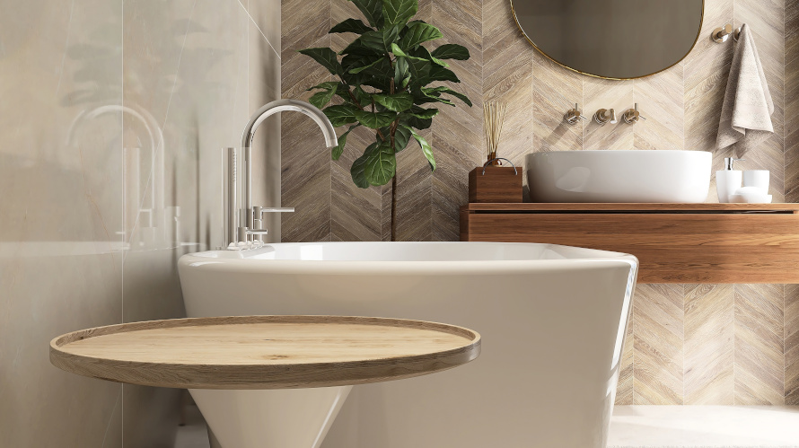 Detale w łazience SPA – stolik z drewnianym blatem, neutralne tekstylia i sztuczna roślina